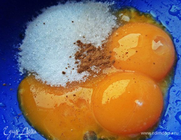 Желтки соединить с другой половиной сахара (30 г - у меня, 50 г - у Юли) и куркумой с ванилью.