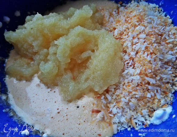 Добавляем фруктовое пюре и кокос в желтковую массу.