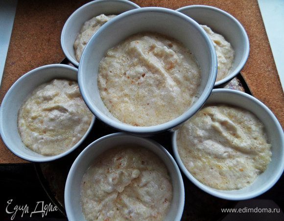 Формочки смазываем сливочным маслом и раскладываем суфле.