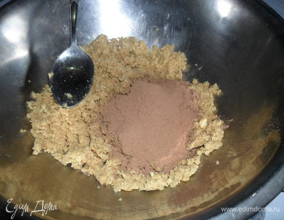  Всыпать какао и снова перемешать.