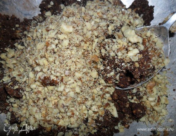 Грецкие орехи подсушить в духовке или микроволновке, измельчить в блендере и добавить к массе.