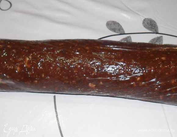 Выложить массу на пищевую пленку и свернуть в виде колбаски. Поместить в холодильник на пару часов, а лучше на всю ночь, я так и делаю.