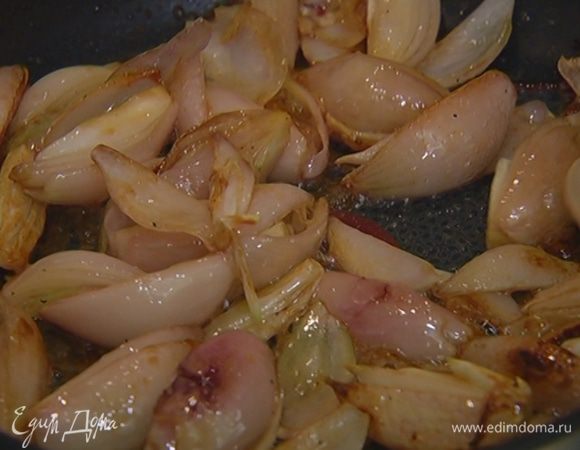 Влить кленовый сироп, перемешать и еще немного обжарить лук.