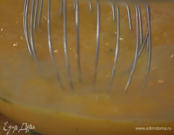 Яйца разбить в глубокую посуду, посолить, поперчить, добавить листья тимьяна и слегка взбить венчиком.