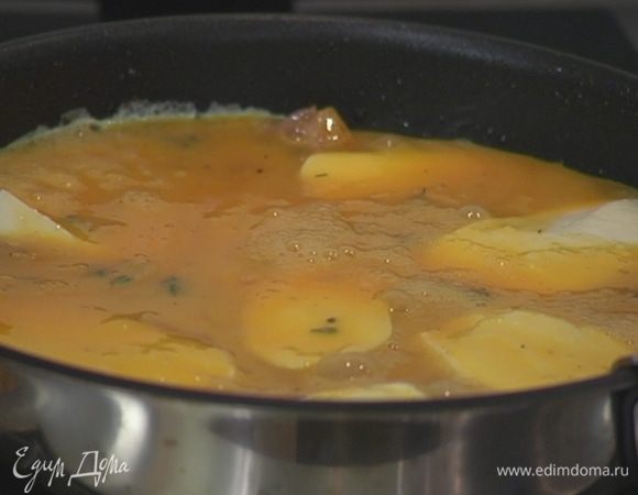 На обжаренный шалот выложить моцареллу и залить яичной массой.