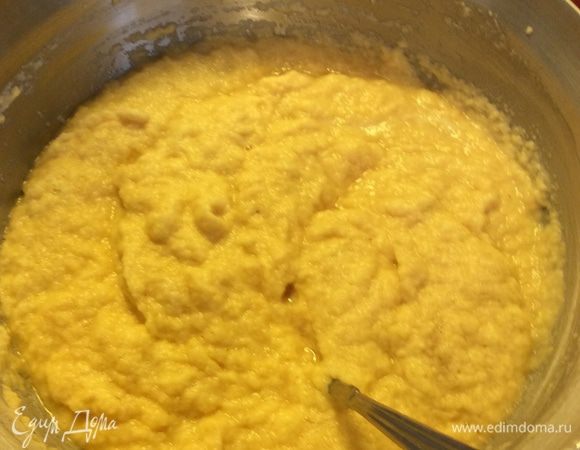 Также трем лук. Добавляем чайную ложку соли, гашенную яблочным уксусом половину чайной ложки питьевой соды. Если картофельный сок чуть постоит, то на дне осядет крахмал - это самое ценное, что нам нужно, чтобы избежать добавления муки и яйца. Т.е. в дополнительную емкость сливаем картофельный сок и в тертый картофель добавляем крахмал. После разводим наш тертый картофель соком до состояния густой сметаны и начинаем жарить блины.