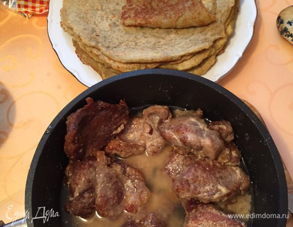 Готовые блины подаем вместе с жаренным мясом и салом. Надо брать блин и макать в жир, стараясь захватить кусочки сала. Подлива наливается в тарелку, выкладывается мясо и блин берется из стопки. Приятного аппетита!