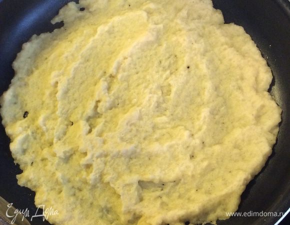 Берем кусок сала. Накалываем его на вилку. Хорошо разогреваем сковороду и смазываем салом. На сковороду выкладываем три столовые ложки теста и распределяем по сковороде. Печем на среднем огне. Пропекшаяся сторона хорошо поднимается и блин легко переворачивается. показателем испекшегося с одной стороны блины является подсушенная поверхность как на фото.