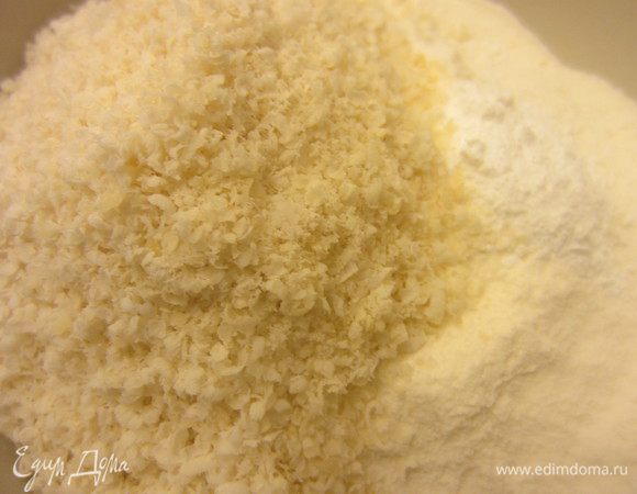 В отдельной миске смешиваем муку, миндальную муку и разрыхлитель.