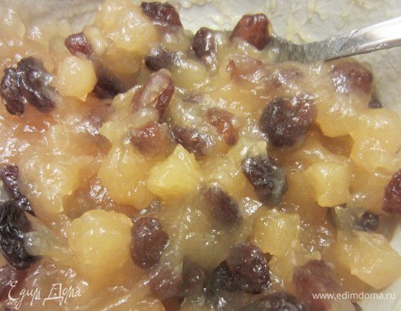 Готовим начинку. Смешиваем джем с изюмом. 