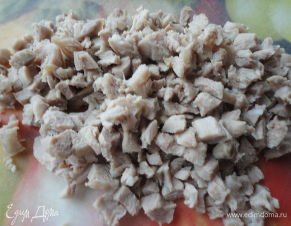 Для заправки сметану смешать с 0,5 ч.л горчицы (или больше если она не острая) и посолить.

Мясо отварить, остудить и нарезать очень мелким кубиком.