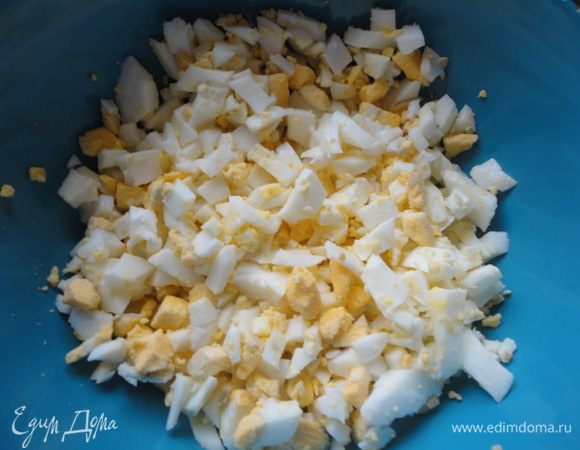 Яйца нарезать мелким кубиком.