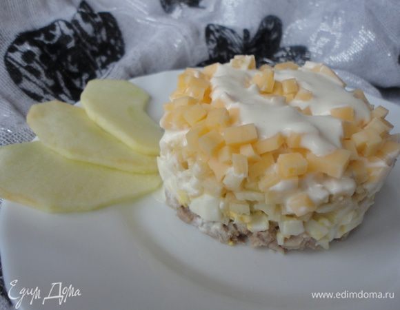 Собираем салат в кулинарное кольцо:
Мясо
1 ч.л. заправки
Яблоко
1 ч.л заправки
Яйцо
1 ч.л заправки
Сыр
1 ч.л заправки

Приятного аппетита:)