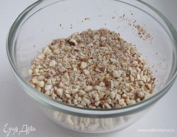 Миндаль смолоть в не очень мелкую крошку.