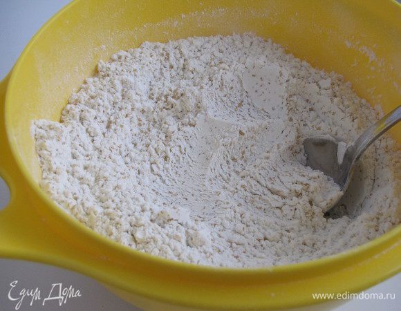 В глубокой миске перемешать муку с сахаром с небольшим количеством аниса и щепоткой соли. Анис обладает очень выраженным ароматом, поэтому не переложите. Я добавила примерно четверть чайной ложки.