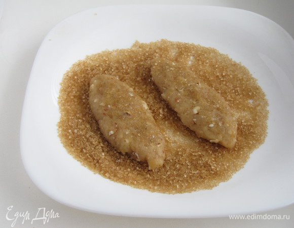 Для посыпки смешать коричневый сахар с ванильным сахаром. Отщипывая небольшие кусочки теста, сформировать "язычки" с зауженными кончиками. С обеих сторон обвалять их в сахарной смеси.