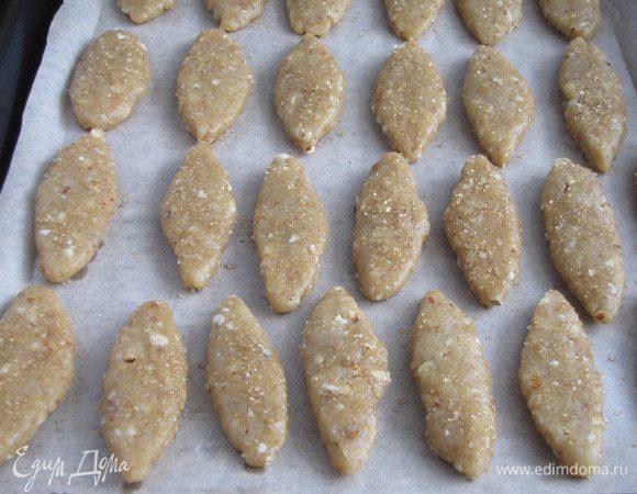 Выложить печенье на застеленный пергаментом противень и выпекать 20 минут при 170 град.
