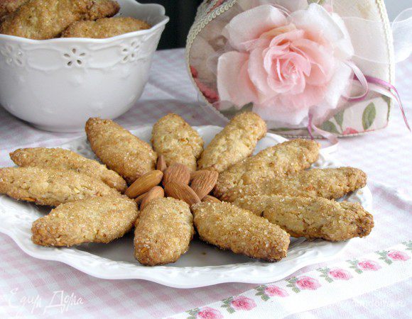 Готовое печенье переложить на сервировочное блюдо. Приятного аппетита!