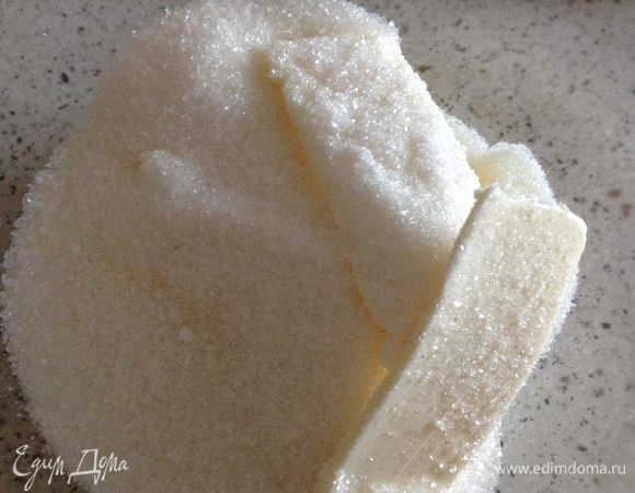 Размягченное сливочное масло смешать с корицей и сахаром. Хорошо растереть.