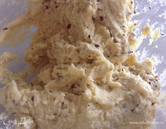 Добавить муку, разрыхлитель и орехи. Замесить тесто (получится липкое тесто).