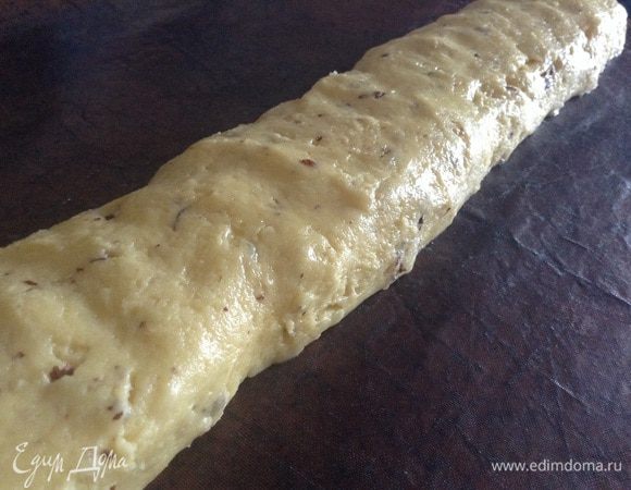 Из него сформировать колбаску (руки надо смазать маслом), слегка приплюснуть ее.