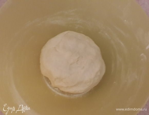 Итак, тесто: 
Разводим дрожжи с солью и сахаром в теплой воде, добавляем оливковое масло. В получившуюся смесь вводим просеянную муку и замешиваем тесто. Вымешиваем тесто минимум 10 минут. Оно станет очень эластичным и перестанет липнуть к рукам. Накрываем полотенцем и оставляем при комнатной температуре на 1 час