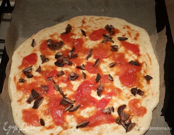 Смазываем пласт оливковым маслом. Поверх масла размазываем томатный соус и выкладываем начинку. Главное сыра не жалейте:)