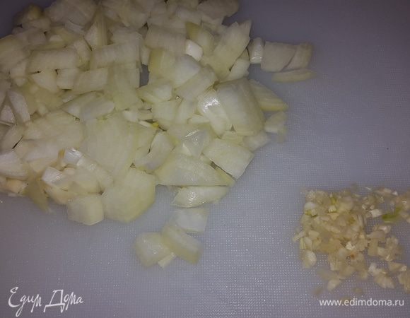 Лук и чеснок мелко рубим.