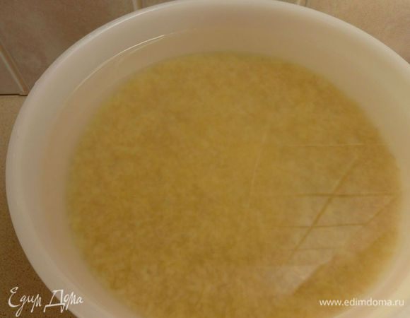 Булгур замочить в воде на 30 минут. Процедить.