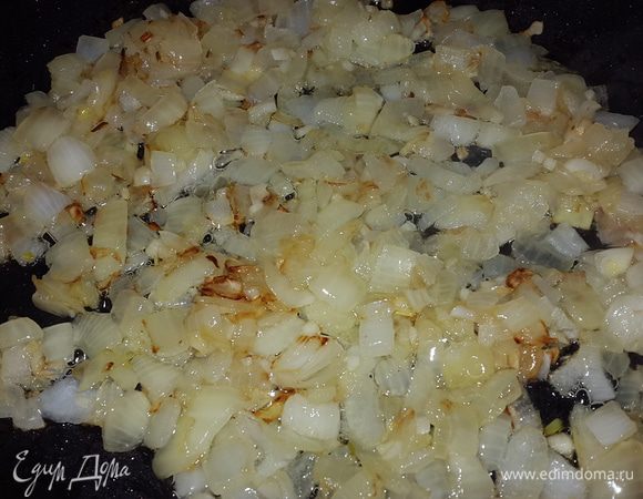 Обжариваем их на сковороде на масле от тунца до золотистого цвета. Если тунец в собственном соку, то на оливковом или сливочном масле.