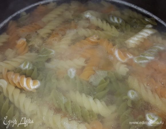 Цветную пасту отвариваем в подсоленной воде до состояния " al dente"