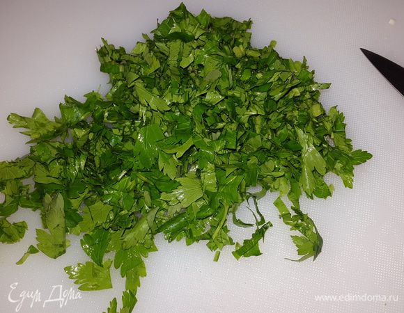 Мелко рубим петрушку.