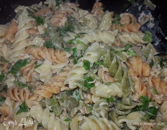 Добавляем в сливочный соус пасту и петрушку, перемешиваем и прогреваем под крышкой 5 минут. Подаем с овощами. Приятного аппетита!