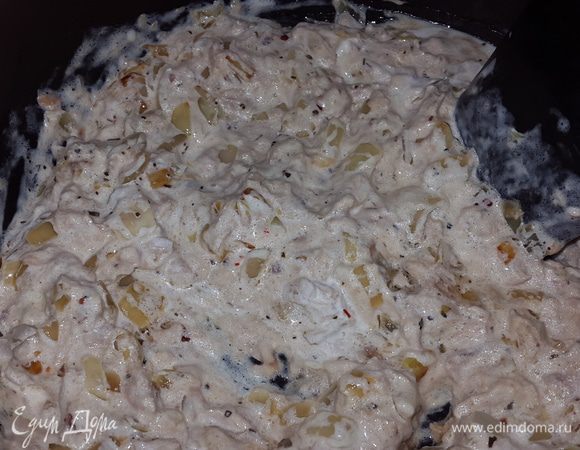 Пасту откидываем на дуршлаг, перекладываем лук с чесноком и тунцом в кастрюлю в которой варилась паста и добавляем сливки. Перемешиваем, прогреваем.