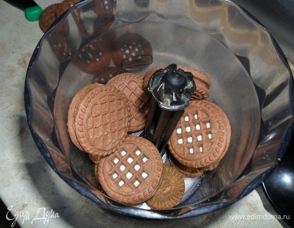 Сначала сделаем основу. Для этого шоколадное печенье с прослойкой забрасываем в блендер.