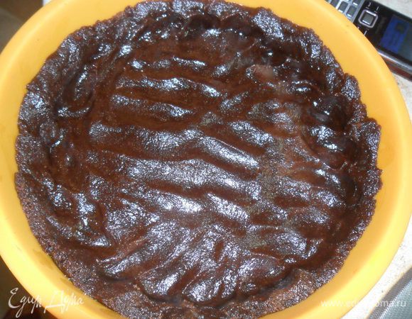 Растапливаем 50 гр сливочного масла и добавляем к печенью. Хорошо разминаем руками. Выкладываем в форму и делаем бортик.Очень хорошо прижимаем пальчиками. Ставим в холодильник, пока мы будем делать крем.