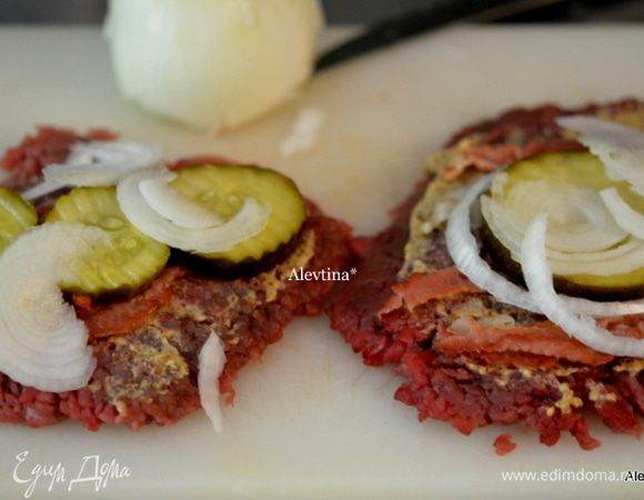 Выложить полоски бекона, кружочки огурчиков соленых или маринованных, лук.