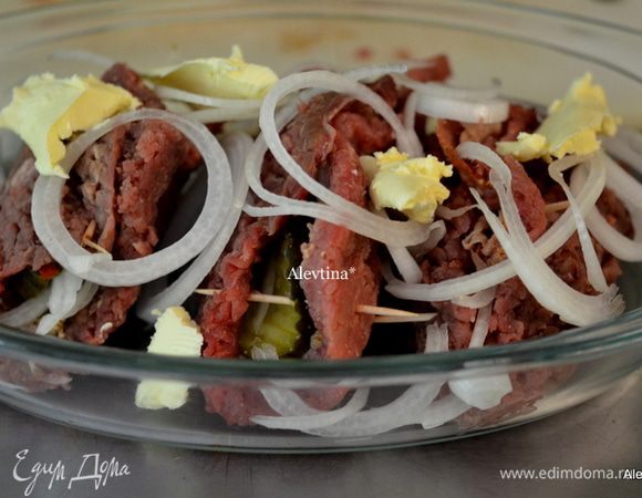 Выложить в жаропрочное блюдо, посыпать сверху луком, положить кусочки сливочного масла. Поставить в духовку на 180 гр. на 1 час. Можно прикрыть фольгой. Или готовить на плите на скоовроде, добавив воды или бульона, переворачивать осторожно. Можно полить кетчупом или томатным соусом.