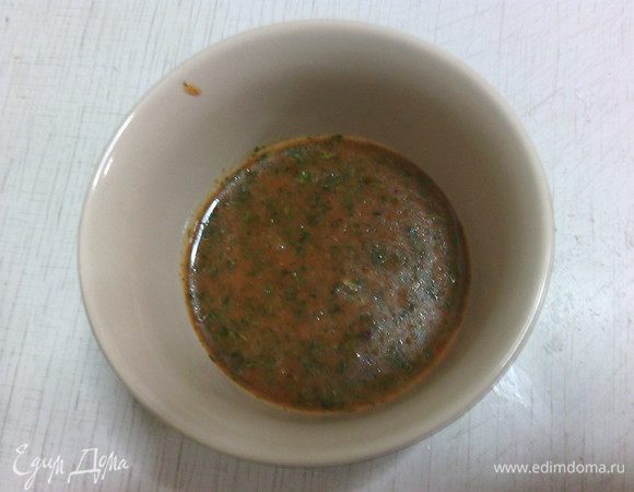 Делаем маринад:
Смешиваем яйцо, добавляем итальянские травы, сушеную паприку, сок половины лимона, 4 ст.л. оливкового масло, соль, перец.