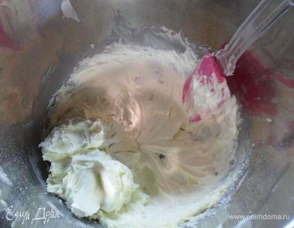 Взбиваем 200 гр мягкого сливочного масла с сахарной пудрой.