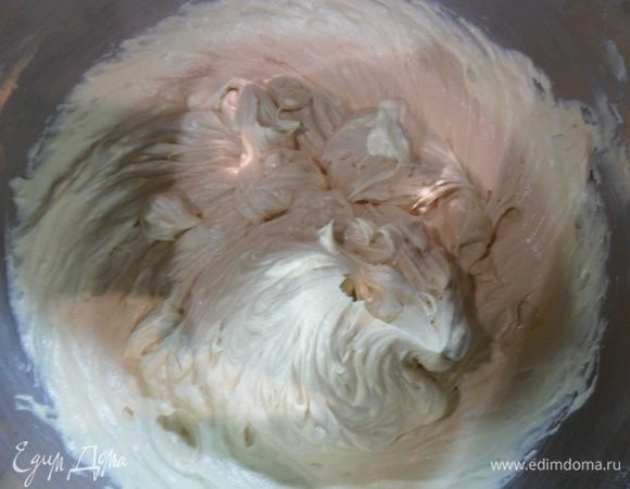 Добавляем арахисовую пасту и опять взбиваем пару минут.