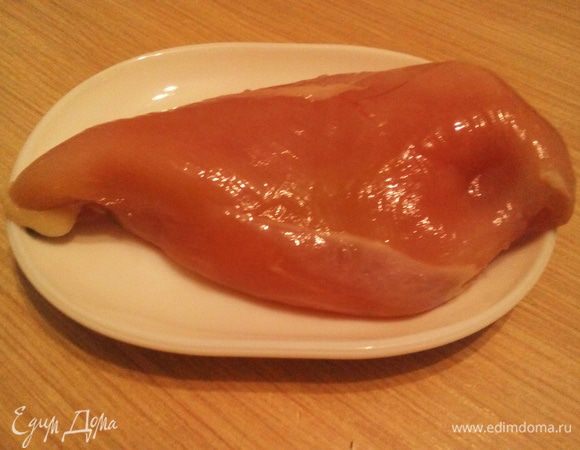 Куриное филе отварить. Для этого вскипятить воду, добавить соль, лавровый лист. Положить курицу, вода должна полностью закрывать мясо. Снова довести до кипения, выключить огонь и дать постоять под крышкой 10 минут. Затем вынуть курицу, остудить. 