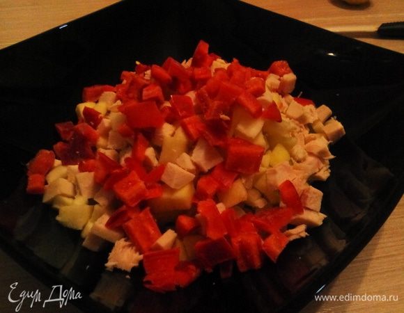 Курицу, перец, очищенное яблоко нарезать кубиком. Сельдерей почистить и тоже порезать.