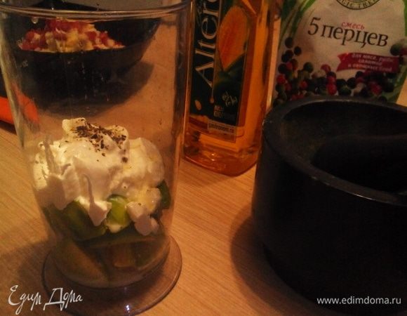 Для соуса: авокадо, сметану, лимонный сок, соль, свежемолотый перец взбить в блендере до однородности.