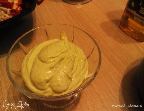 Салат заправить соусом.
Угощайтесь!