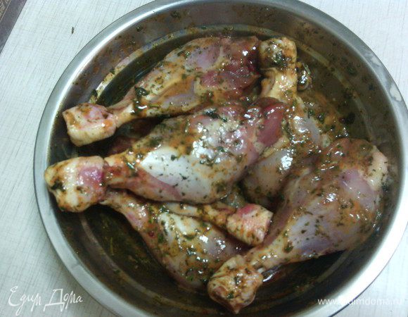 Ножки помыть, удалить с них кожу.
Маринуем ножки в душистом маринаде при комнатной температуре не менее 2 часов.