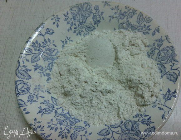 Смешиваем цельнозерновую муку и крахмал, немного подсолить.