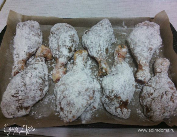 Панируем в смеси наши ножки и выкладываем на противень, застеленный пергаментом.
