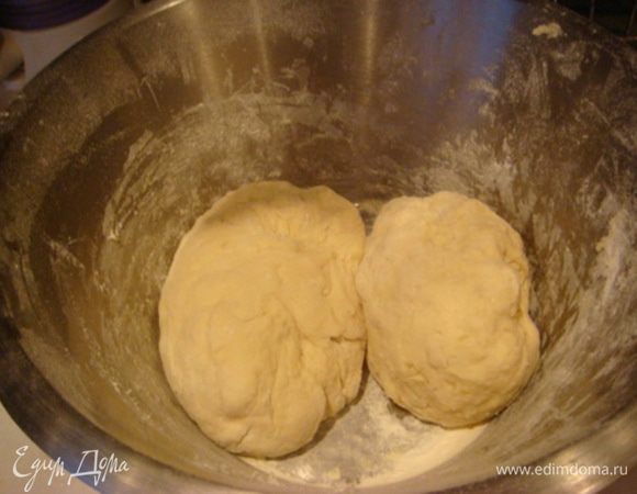Тесто я приготовила другое (но тоже дрожжевое). Все ингредиенты смешать, муки смотрите - может чуть больше понадобится, тесто не должно липнуть к рукам.Тесто разделила на две части, одну меньшую (450гр.) я положила в мешочек и убрала в холодильник до вечера (10 ч. получилось).
А другую часть поставила в теплое место и к обеду у меня были прекрасные булочки как дополнение.
Рецепт теста взяла у Elen@Lat (только пропорции немного увеличила).