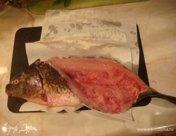 Карп помыть, почистить, удалить кость хребет, жабры вырезать, посушить бум. полотенцем, посолить.